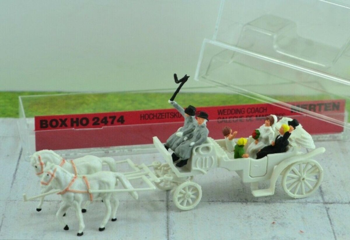 Merten 2474 HO Scale Wedding Coach w/Figures
