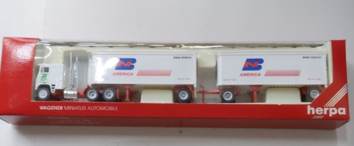 Herpa 6035 HO Freightliner BN America COE Double Trailers