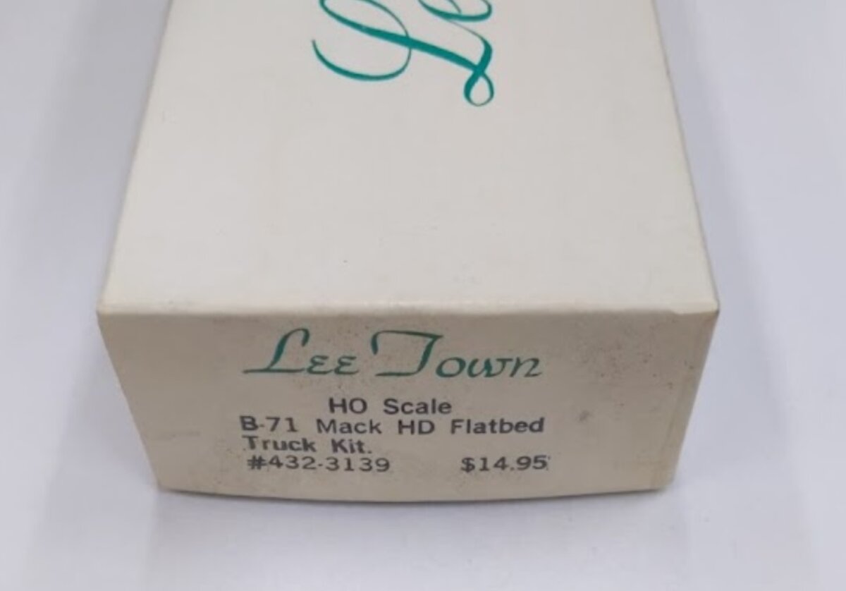 Lee Town 432-3139 HO Scale B-71 Mack HD Flatbed Truck Kit
