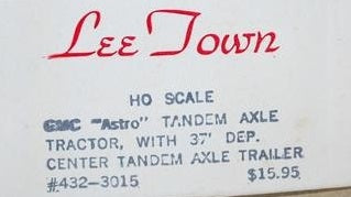 Lee Town 432-3015 HO Scale GMC "Astro" Tandem Axle Tractor w/37' Depressed Cent