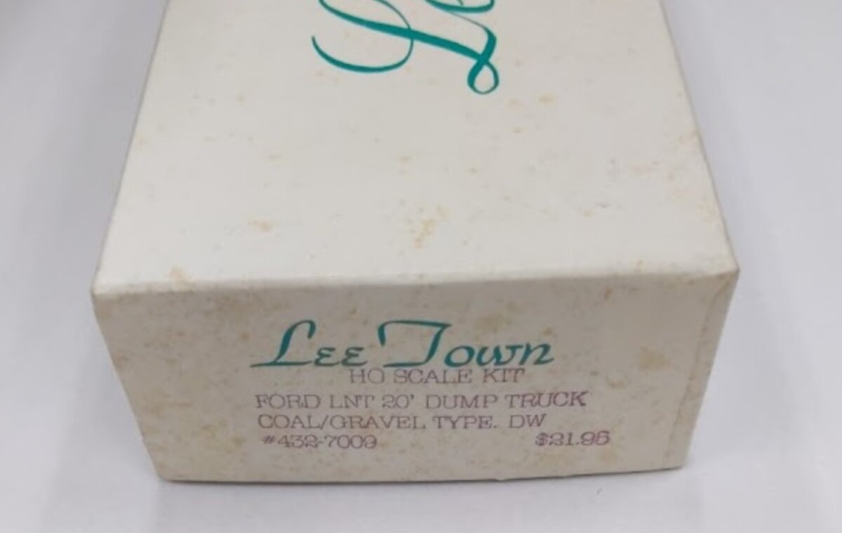 Lee Town 432-7009 HO Scale Ford LNT 20' Dump Truck Kit Coal/Gravel Type