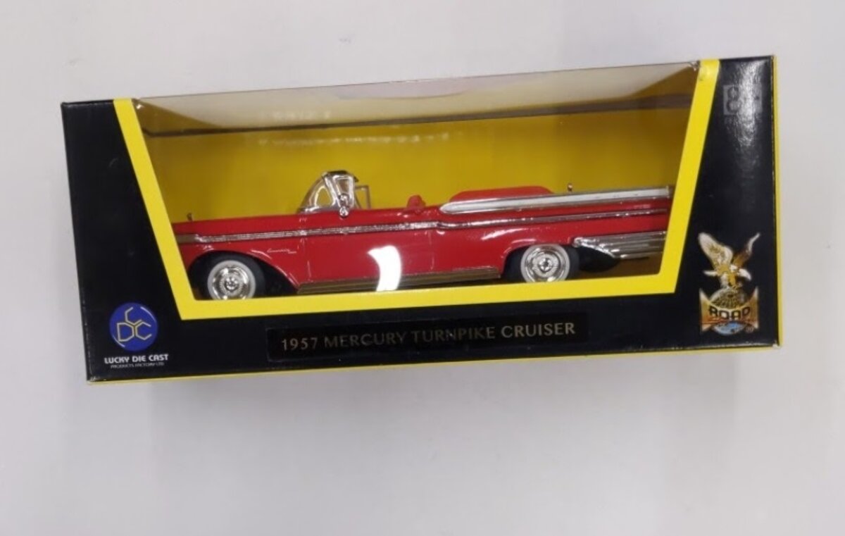 Road Signature 94253 1:43 Red 1957 Mercury Turnpike Cruiser Convertible