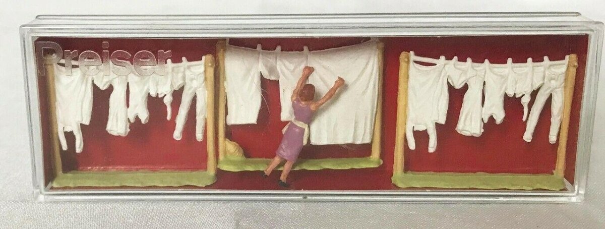 Preiser 00055 HO Woman Hanging Laundry Figure