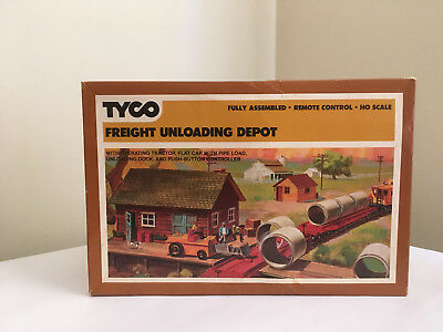 Tyco HO Scale Freight Unloading Depot with Remote Control – Trainz