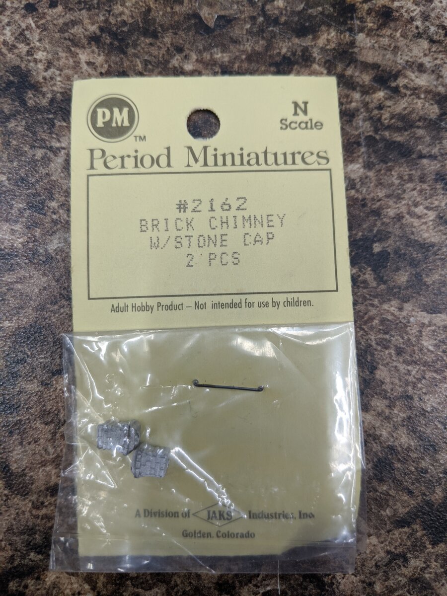 Period Miniatures 2162 N Brick Chimney w/Stone Cap (Pack of 2)