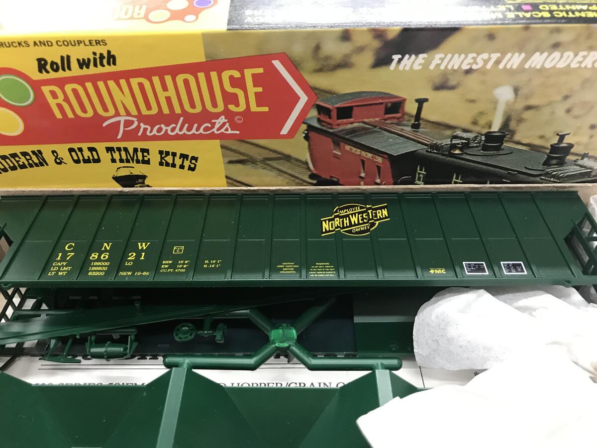 Roundhouse 3523 HO C & NW 50 Ft FMC Green 3 Bay Covered Hopper Kit