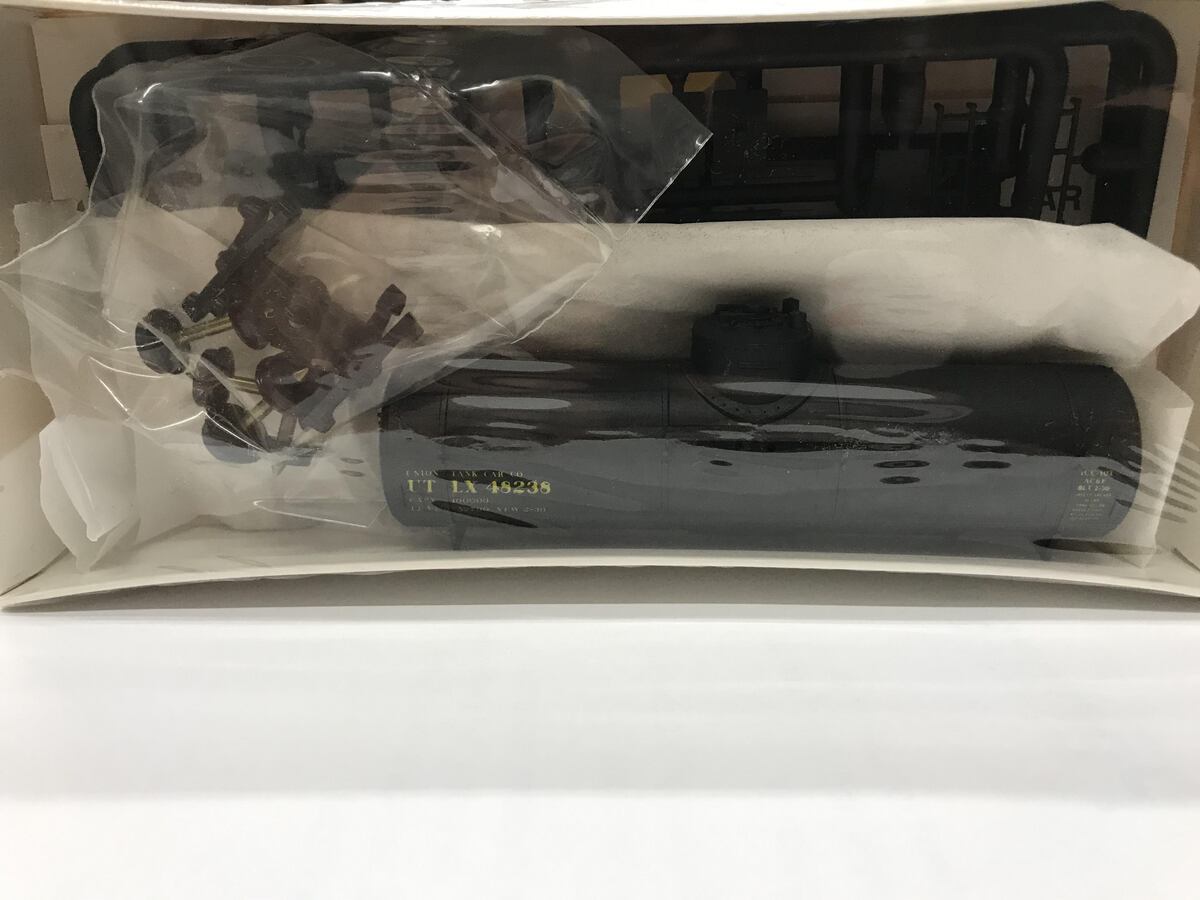 Walthers 932-5001 HO Single Dome Tank Car UTLX 48238