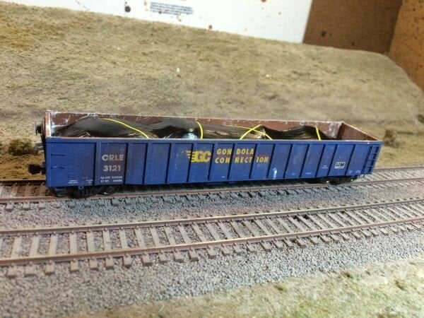 F+N Models 81306 HO Atlas Tarpaulin Covered Thrall Gondola Dirt Load