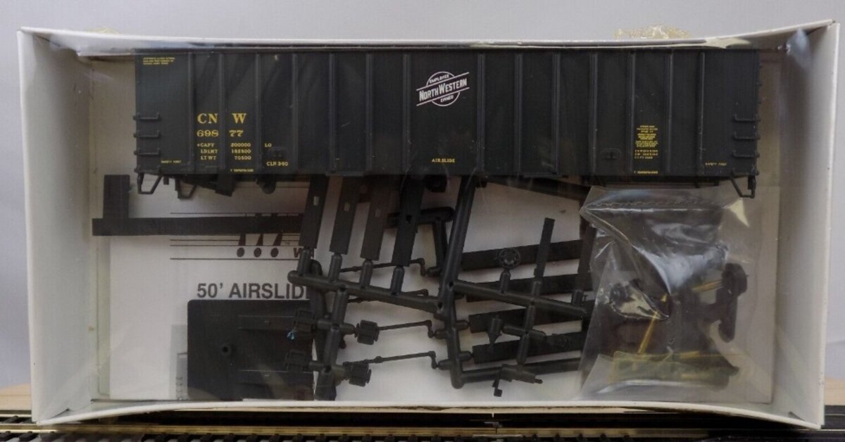 Walthers 932-3668 HO Chicago & North Western 50'''' Airslide Covered Hopper #698
