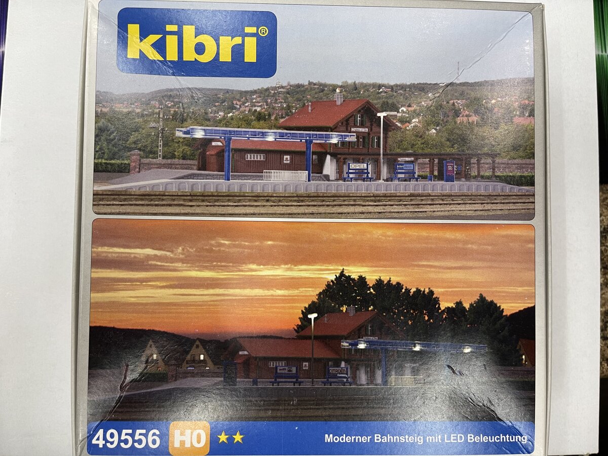 Kibri 48556 HO Moderner Bahnsteig mit LED Beleuchtung Kit
