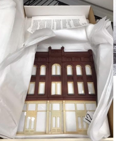 Chooch 624 O Scale Harmon Hotel Façade Kit Painted