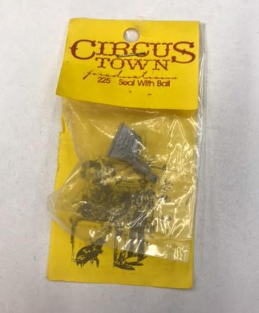 Circus Town 225 HO Seal With Ball Figure