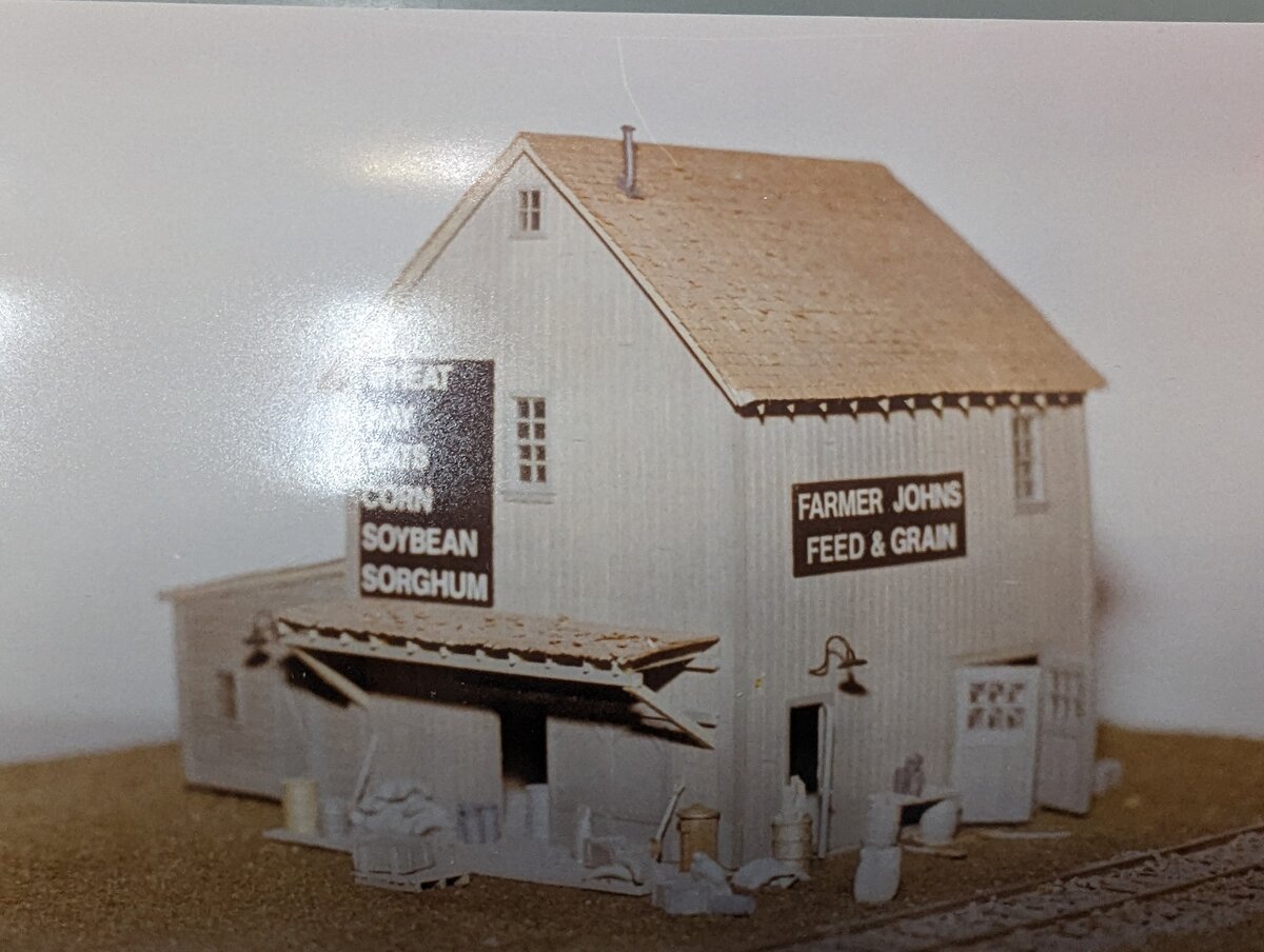 Tom's Railroad Corner 4 HO Farmer Johns Feed and Grain Kit