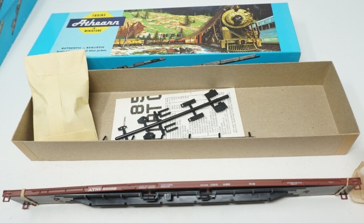 Athearn 2005 HO Scale Santa Fe 86'''' Flat Car With Load Kit