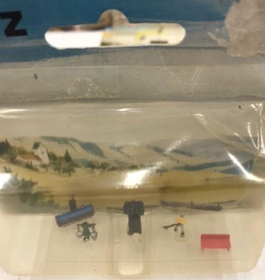 Noch 4337 Z Scale Farm People, Outhouse Water Pump