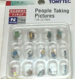 TomyTec 738-227984 N Scale People Taking Pictures