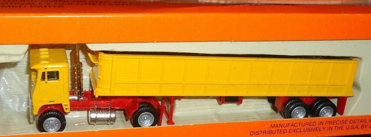Con-Cor 0004-001002 HO Undecorated Tractor w/ Dump Trailer