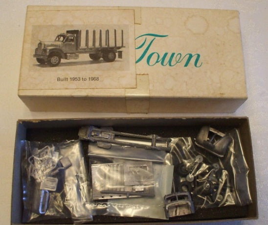 Lee Town 432-3001 HO B-42 Mack Stake Truck Circa 1954 Kit
