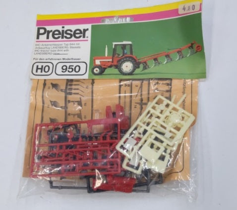 Preiser 950 HO International 844S Tractor W/Landsberg Plow Plastic Model Kit