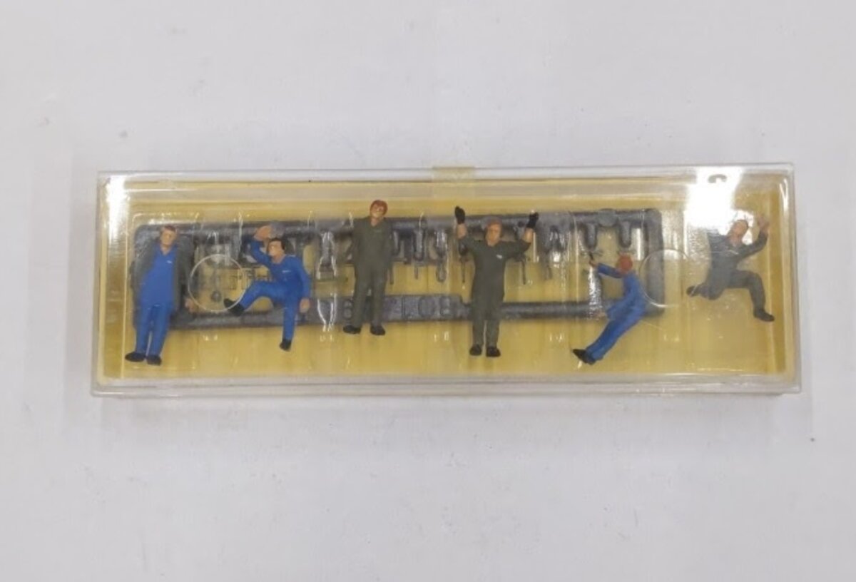 Preiser 2813 HO Air Traffic Controllers Figures (Set of 6)