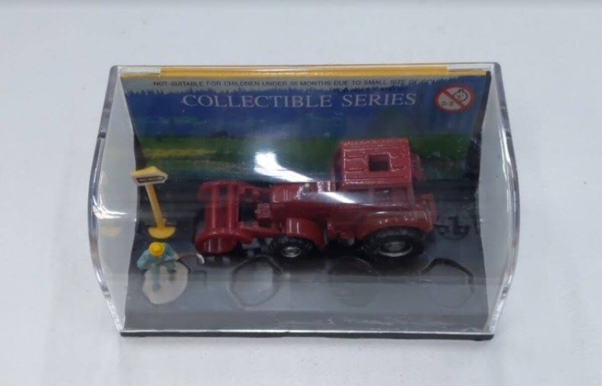 Smart Toys 20537 HO Red Tractor Collectible Series