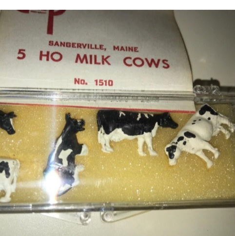 Dyna-Model 1510 HO Scale White & Black Milk Cow Figures (Set of 5)