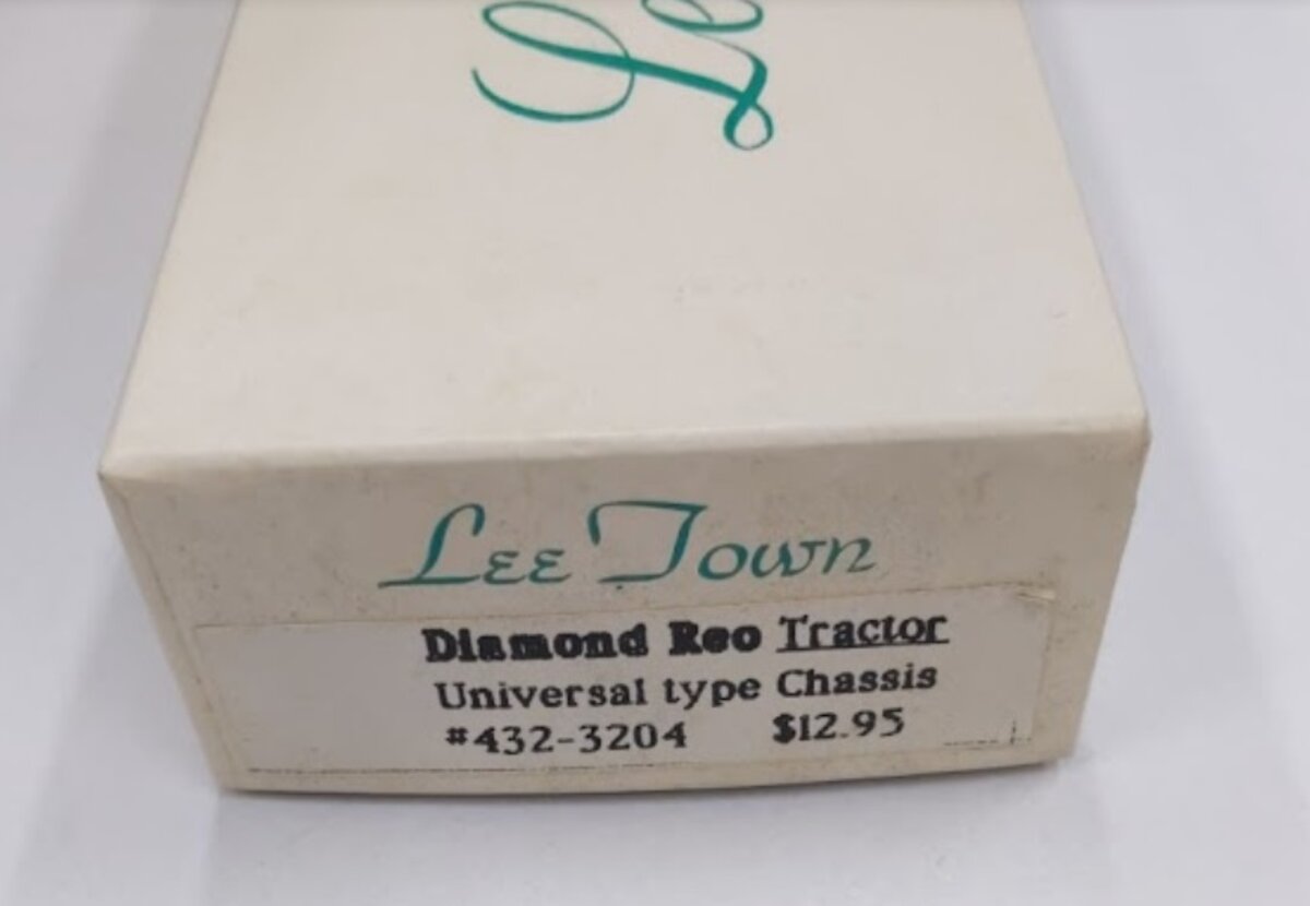 Lee Town 432-3204 HO Diamond Reo Tractor Universal Type Chassis Kit