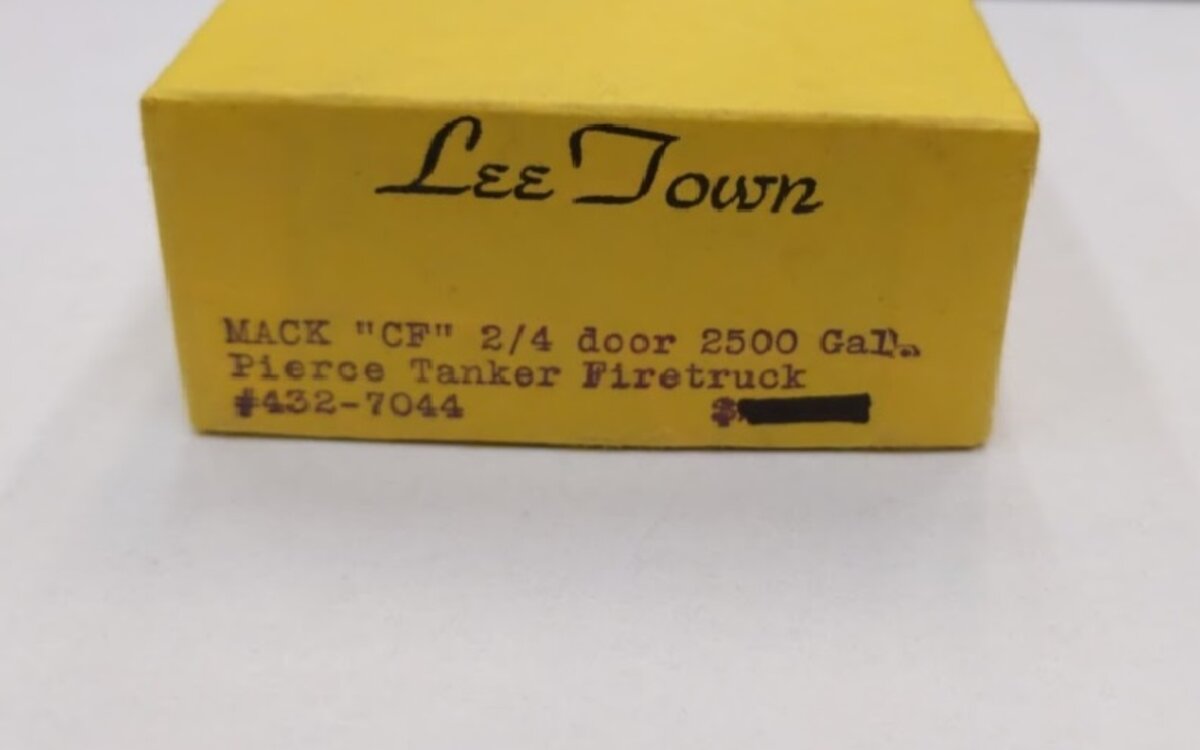 Lee Town 432-7044 HO Scale "CF" 2/4 Door 2500 Gal. Pierce Tank Firetruck Kit