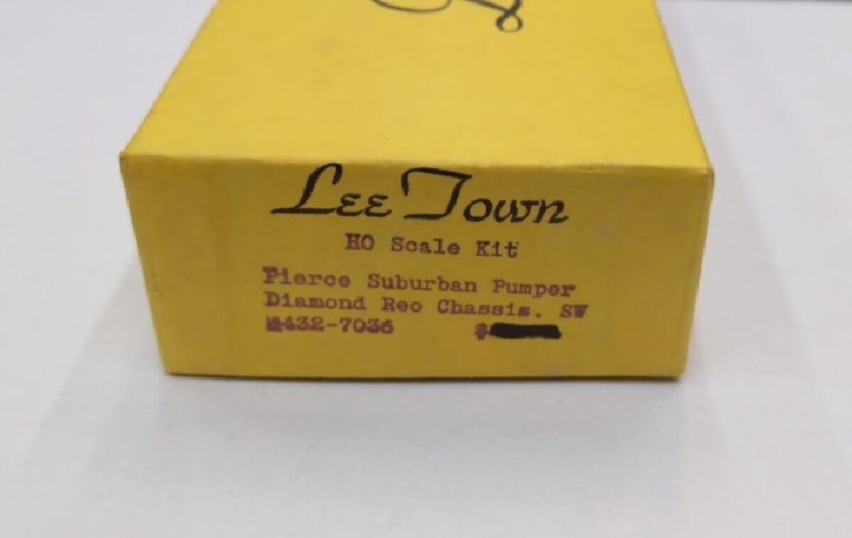Lee Town 432-7036 HO Scale Kit Pierce Suburban Pumper Diamond Reo Chassis, SW