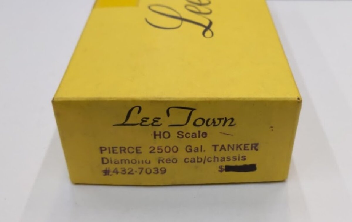 Lee Town 439-7039 HO Scale PIERCE 2500 Gal. TANKER Diamond Reo Cab/ Chassis