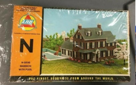 AHM 5898 N Scale Mansion W/ Pool Building Kit