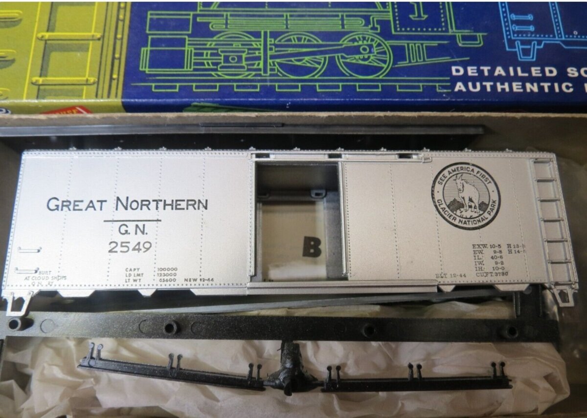 Roundhouse 1047 HO Great Northern 40'' Sliding Door Box Car Kit