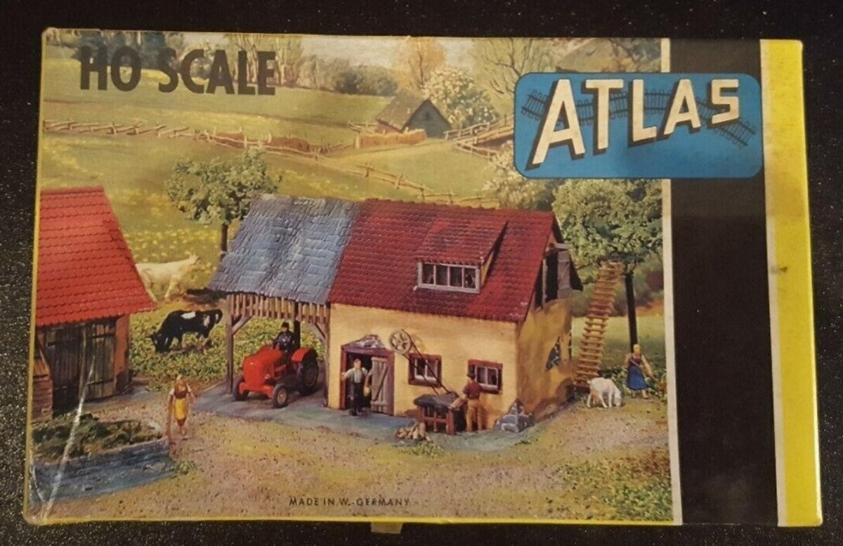 Atlas 727-200 HO Barn and Shed Plastic Kit