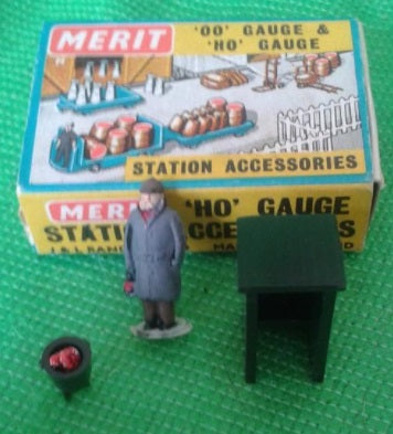 Merit International 5034 HO/OO Fog-Man, Hut And Brazier 3 Pieces