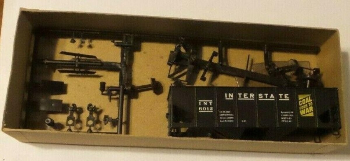 Accurail 1945 HO Interstate R R WW II Comerative Car Plastic Kit