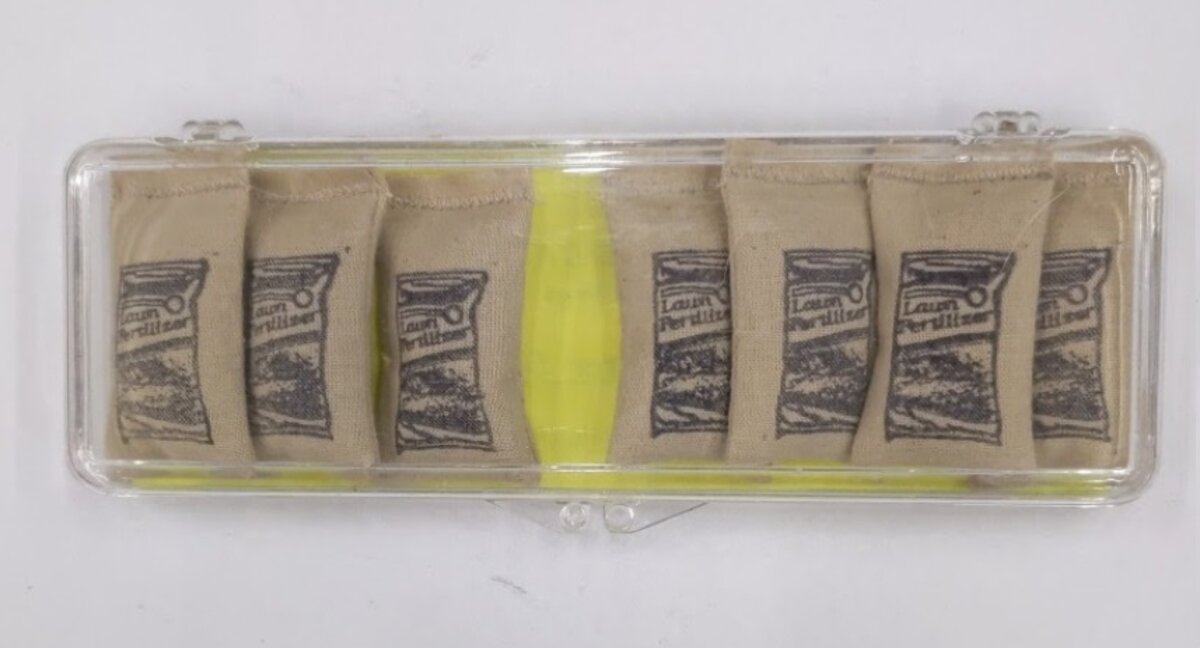 Layout Miniatures G Scale Lawn Fertilizer Sacks