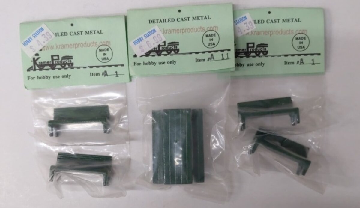 Kramer Lot of 3 O Scale Benches and Picnic Table A1, A11