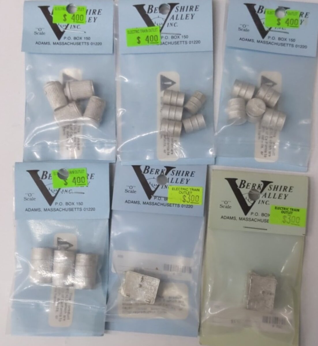 Berkshire Valley Lot of 6 O Scale Assorted Barrels and Safes. Unpainted