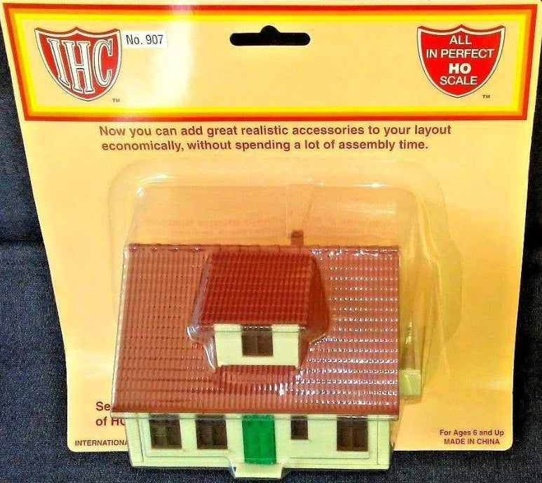 IHC 907 HO Farm House Plastic Built Up