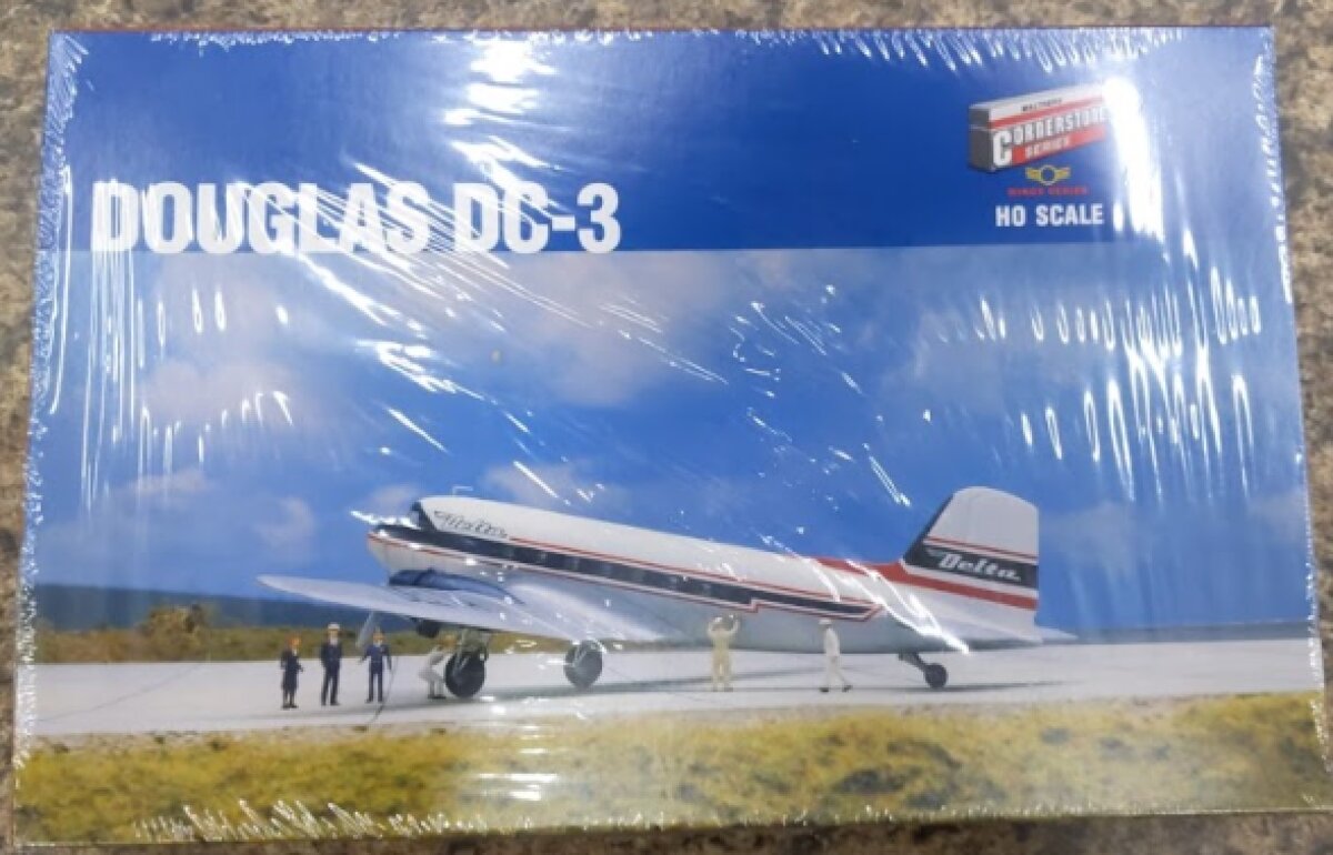 Walthers 933-1162 HO Douglas DC-3 Eastren Airlines Kit