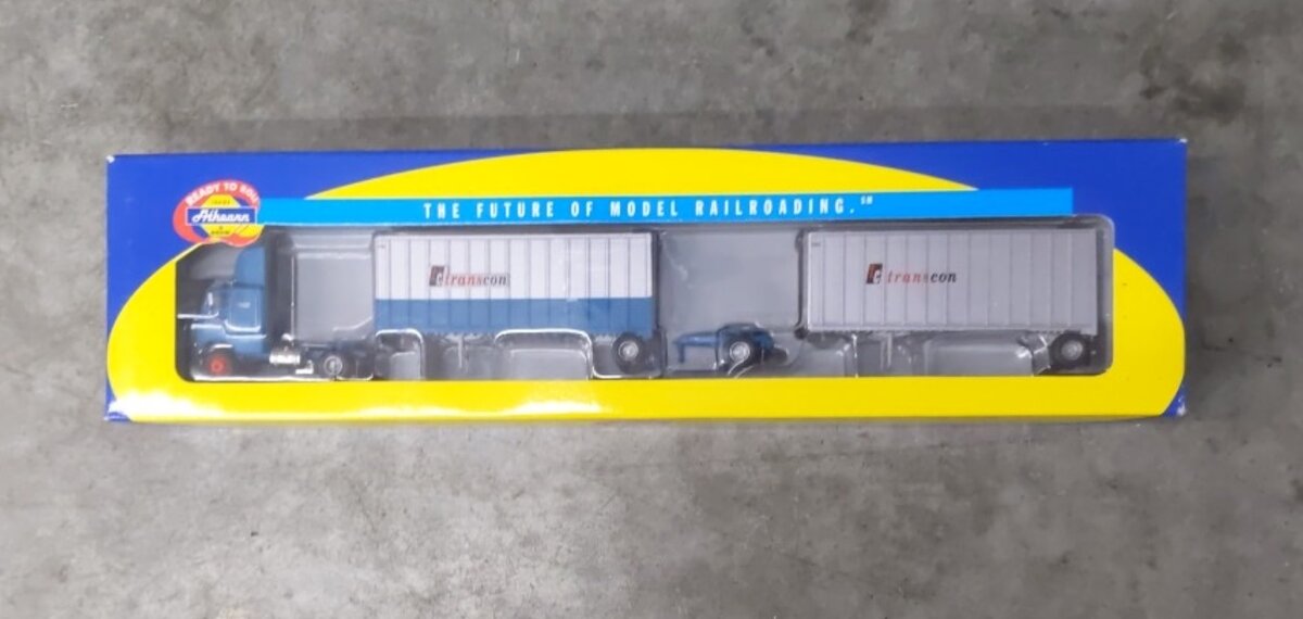 Athearn 91142 HO Scale Transcon Freightliner w/Two 28'' Wedge Trailers