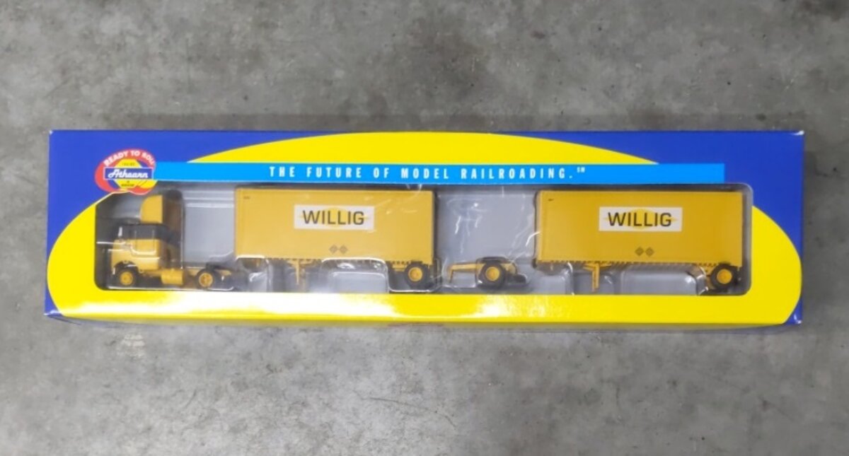 Athearn 91152 HO Scale Willig Freightliner w/ 2 28' Trailers