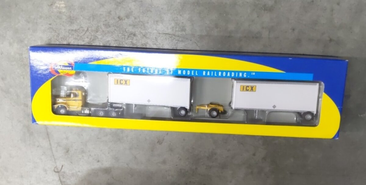Athearn 91941 HO Scale ICX Kensworth w. Two 28" Trailers