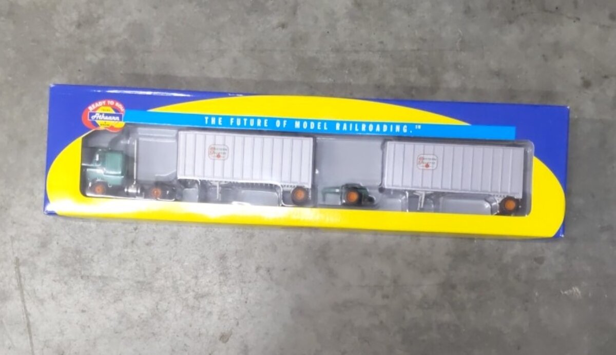 Athearn 91151 HO Scale Western Gillette Freightliner W/Two 28'' Trailers RTR