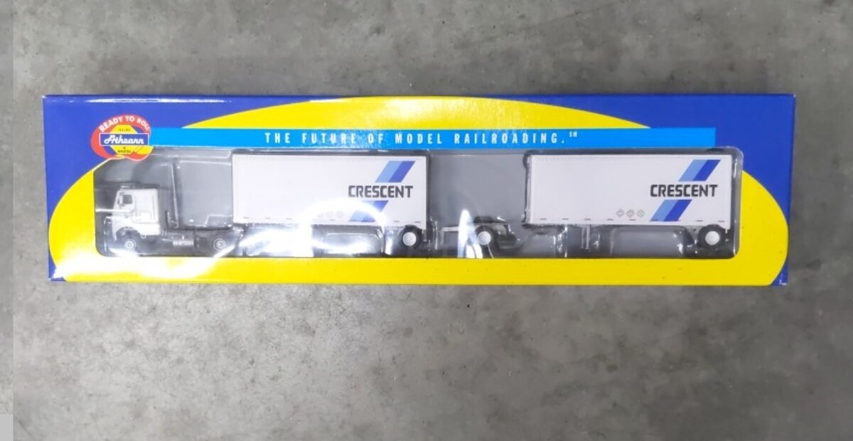 Athearn 91149 HO Scale Crescent Freightliner W/Two 28' Trailers