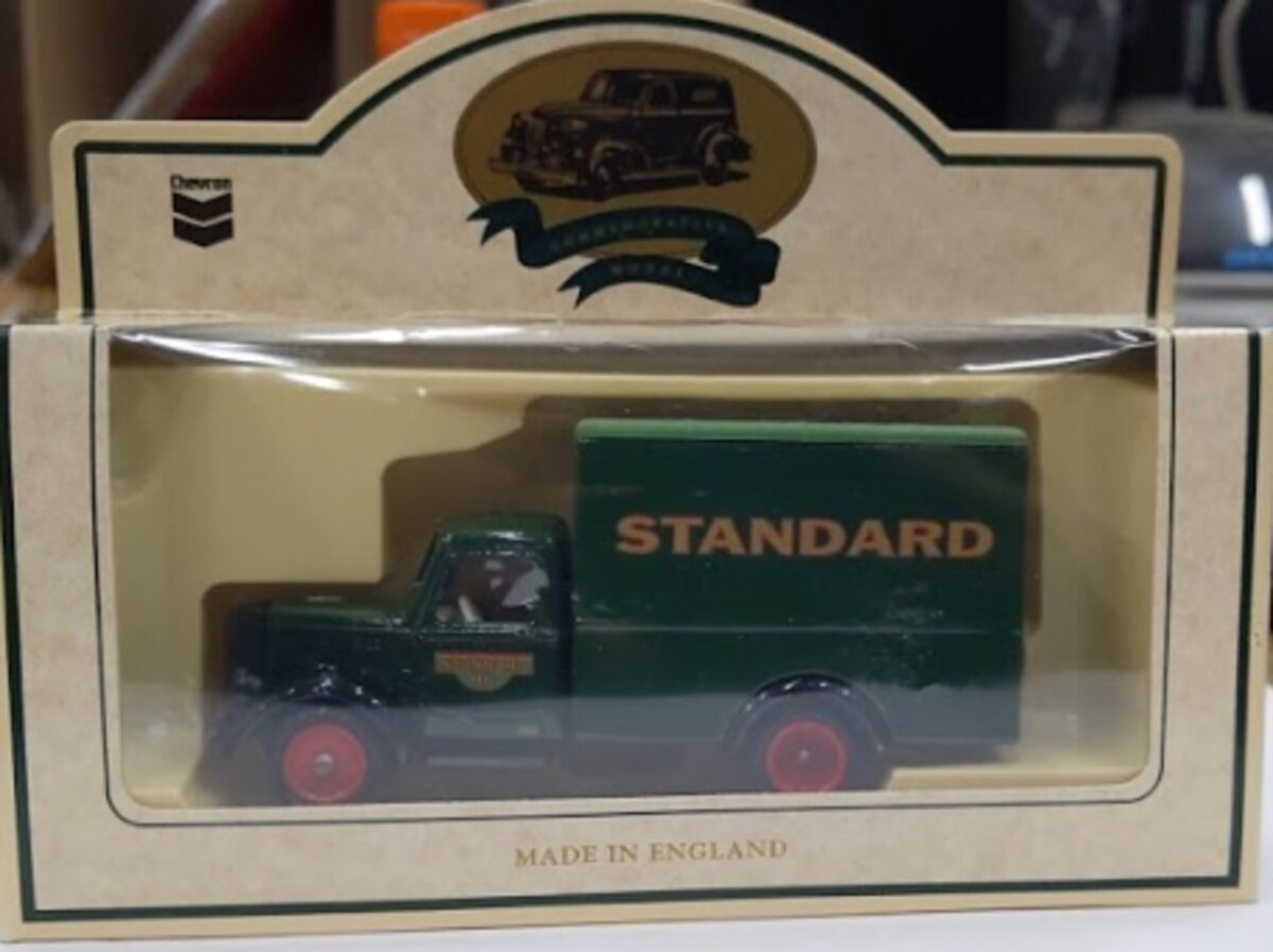 Lledo 1:87 Standard Lubricants Delivery Truck