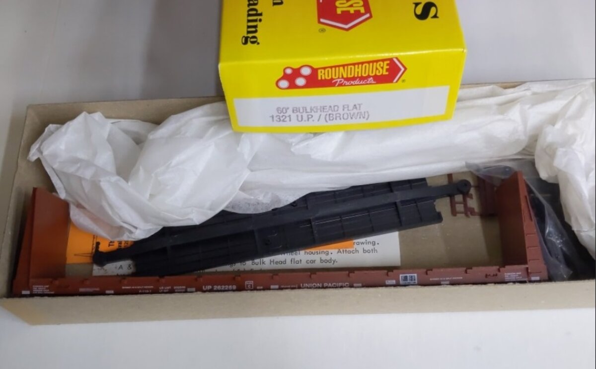 Roundhouse 1321 HO Scale Union Pacific (Brown) 60' Bulkhead Flat Car Kit