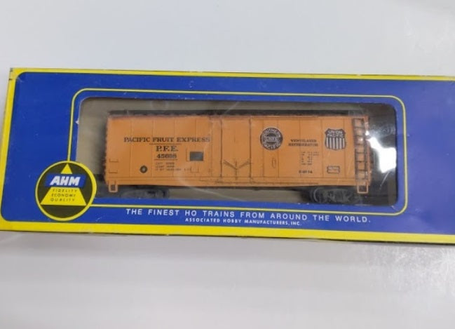 AHM 5274-F HO F S.P Pacific Fruit Express #45698 Reefer Car
