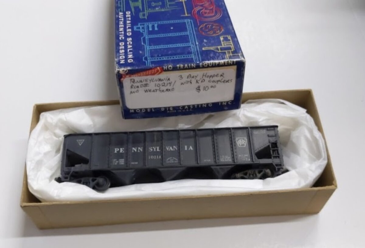 Roundhouse 102141 HO Pennsylvania Weathered 3 Bay Hopper Car #102141