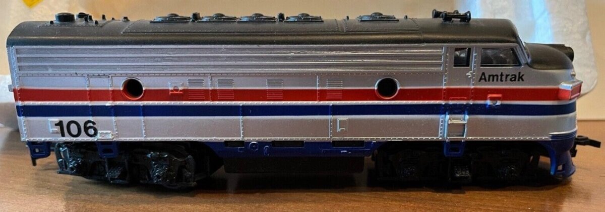 Life Like HO Amtrak Car# 106 Powered Locomotive F7